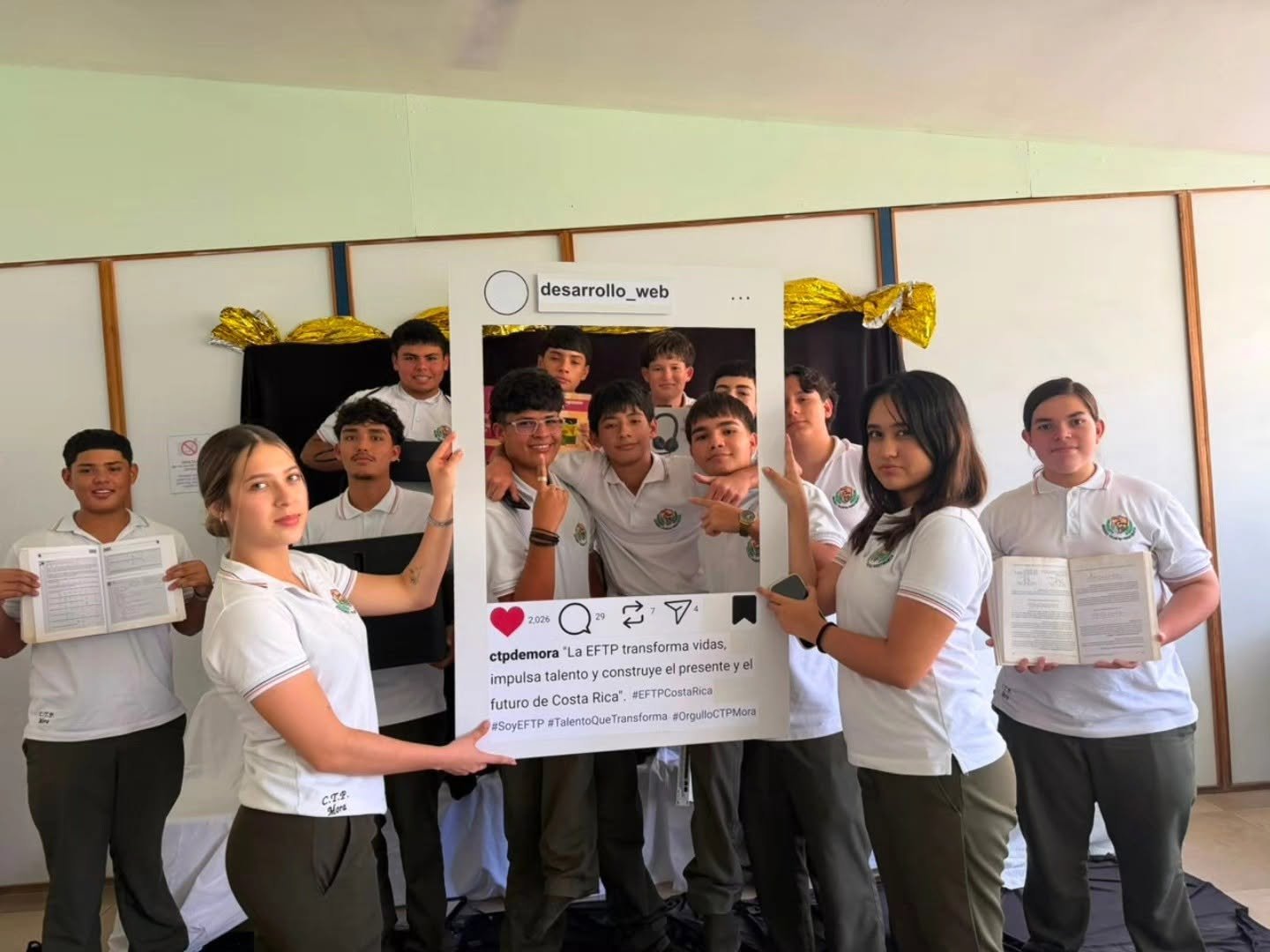 Estudiantes celebrando el Día de la Educación y Formación Técnica Profesional